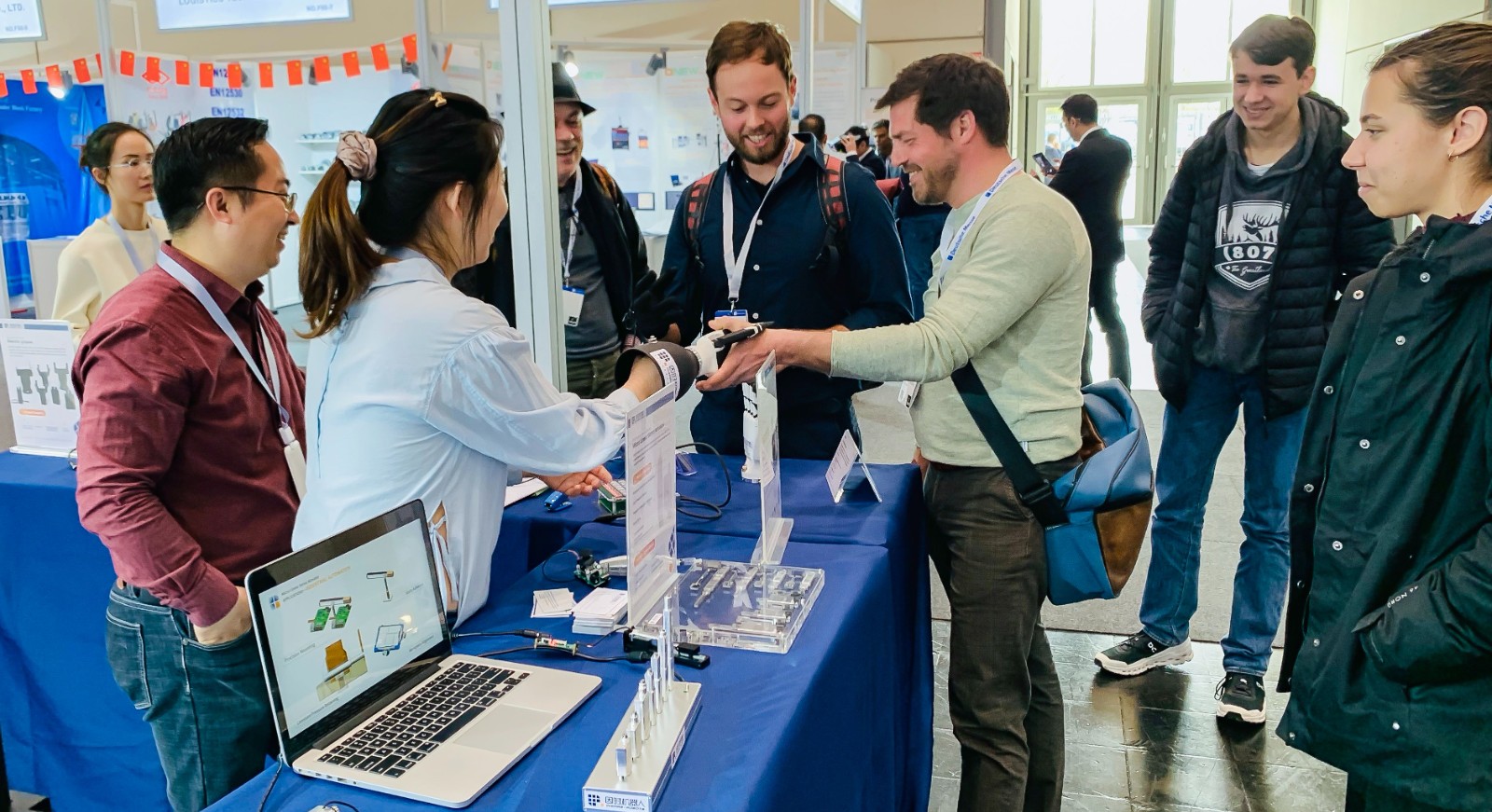 1685590399878061.jpeg 人多1.jpeg