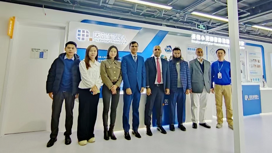 1702463595289172.jpg 合影.jpg